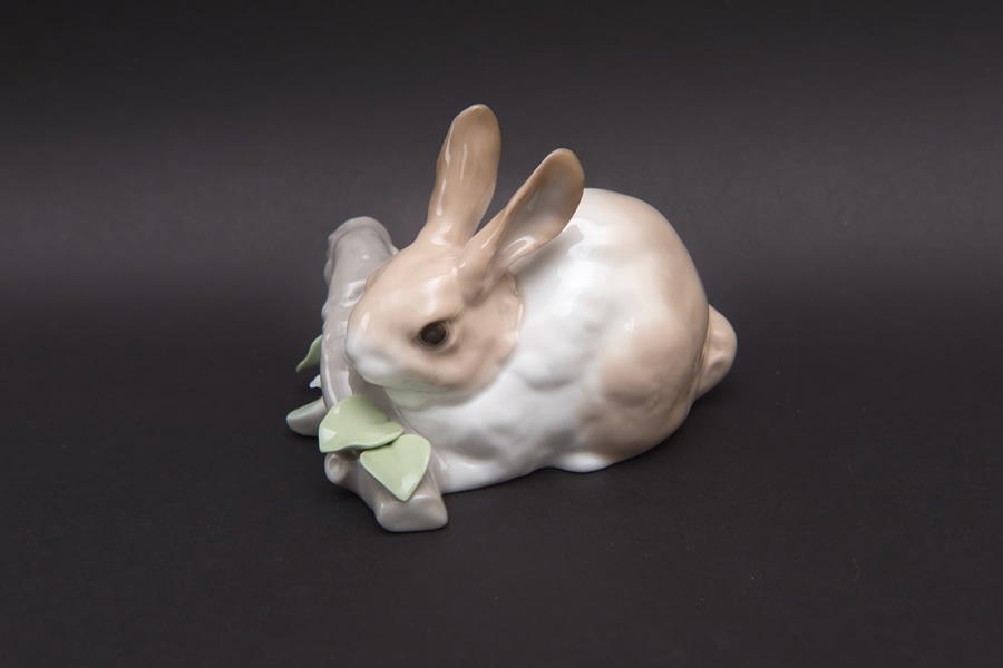 リヤドロ フィギュリン 『RABBIT EATING(食べるウサギ)』