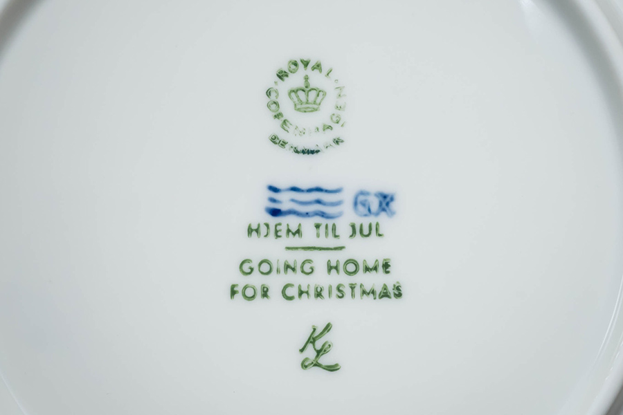 ロイヤル・コペンハーゲン イヤープレート（1973年）『Going Home For Christmas（クリスマスの帰省）』