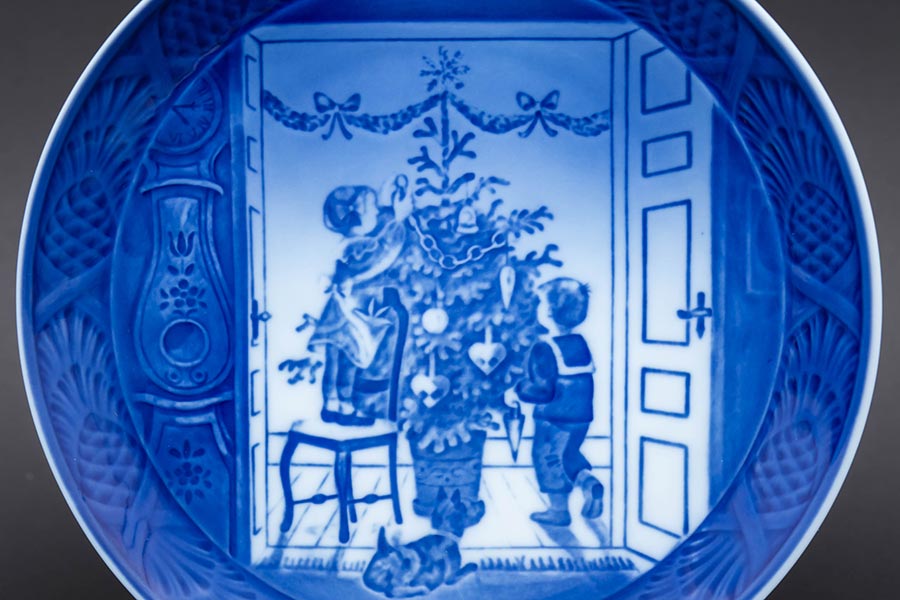 ロイヤル・コペンハーゲン イヤープレート(2000年)『Trimming the Tree(ツリーの飾りつけ)』