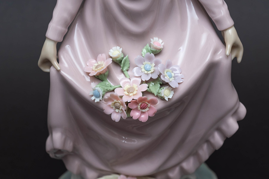 リヤドロ フィギュリン『Flowers in the Basket』