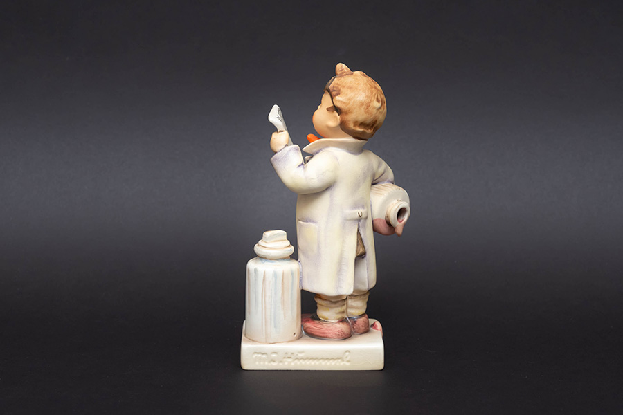ゲーベル フンメル人形 『Little Pharmacist（小さな薬剤師）』