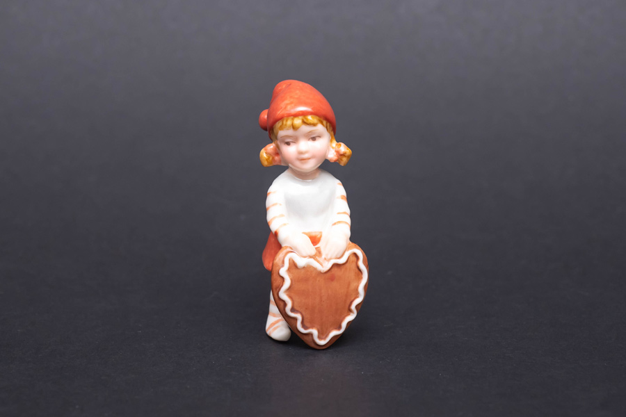 ロイヤル・コペンハーゲン フィギュリン 『Pixie with Honey Cake(ハニーケーキを持ったピクシー)』