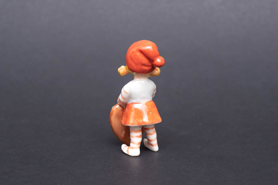 ロイヤル・コペンハーゲン フィギュリン 『Pixie with Honey Cake(ハニーケーキを持ったピクシー)』