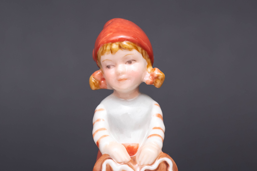 ロイヤル・コペンハーゲン フィギュリン 『Pixie with Honey Cake(ハニーケーキを持ったピクシー)』