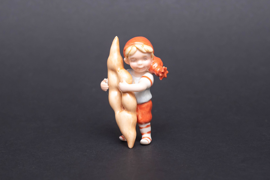 ロイヤル・コペンハーゲン フィギュリン 『Pixie with Cruller(クルーラーを持ったピクシー)』