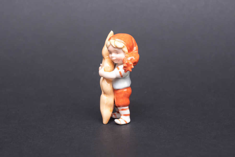 ロイヤル・コペンハーゲン フィギュリン 『Pixie with Cruller(クルーラーを持ったピクシー)』