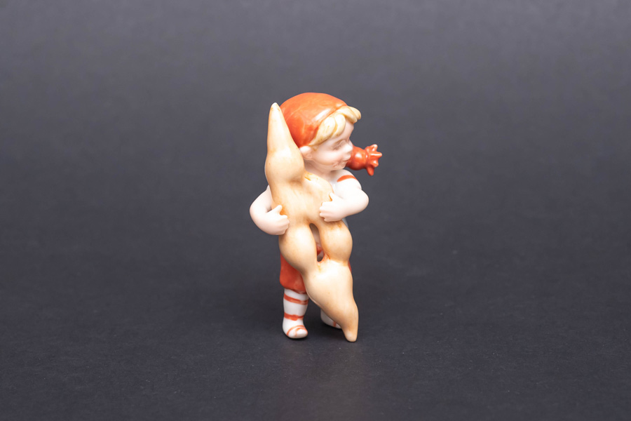 ロイヤル・コペンハーゲン フィギュリン 『Pixie with Cruller(クルーラーを持ったピクシー)』