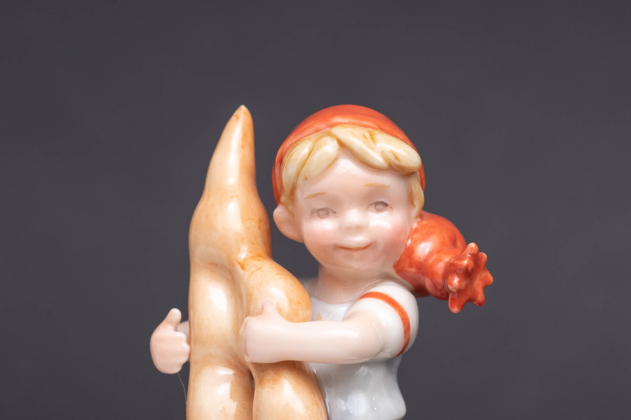 ロイヤル・コペンハーゲン フィギュリン 『Pixie with Cruller(クルーラーを持ったピクシー)』