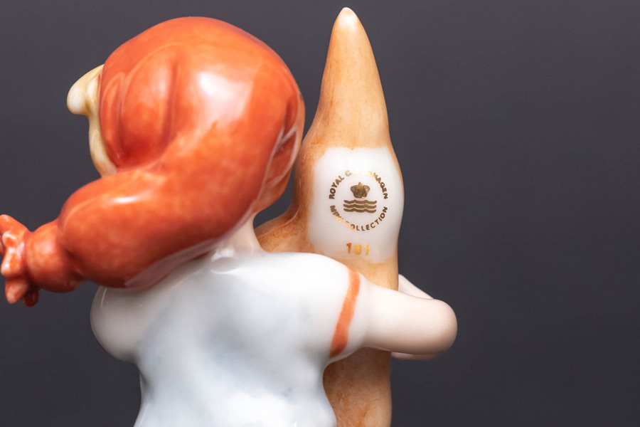 ロイヤル・コペンハーゲン フィギュリン 『Pixie with Cruller(クルーラーを持ったピクシー)』