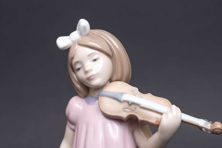 NAO フィギュリン『バイオリンの少女』