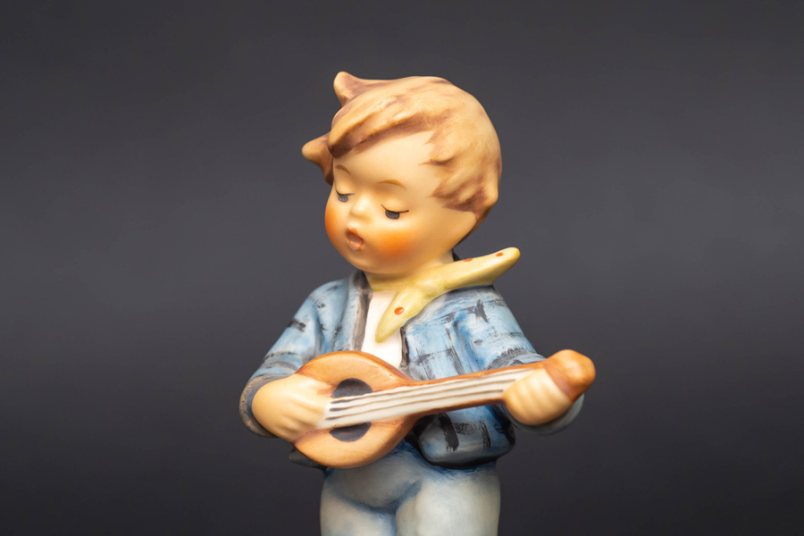 ゲーベル フンメル人形『Little Troubadour(小さな歌手)』