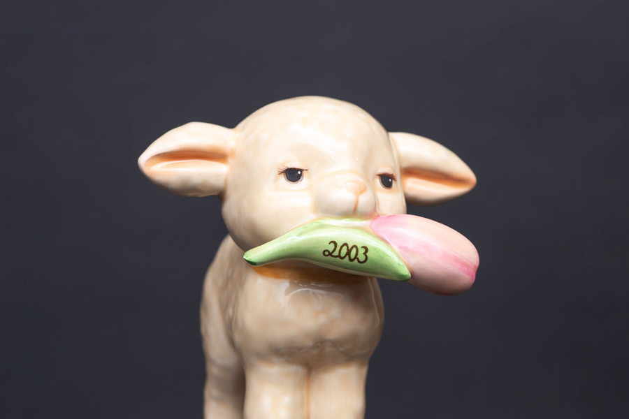 ゲーベル イヤーフィギュリン（2003年）『Lumb with Tulip』