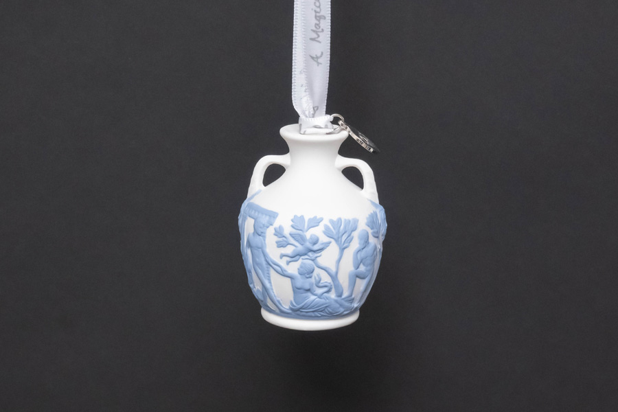 ウェッジウッド クリスマスオーナメント(260周年記念) 『PORT VASE(ポートランドの壺)』