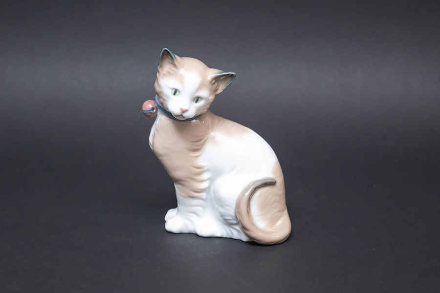 NAO フィギュリン『All Decked Out Cat(おめかしした猫)』