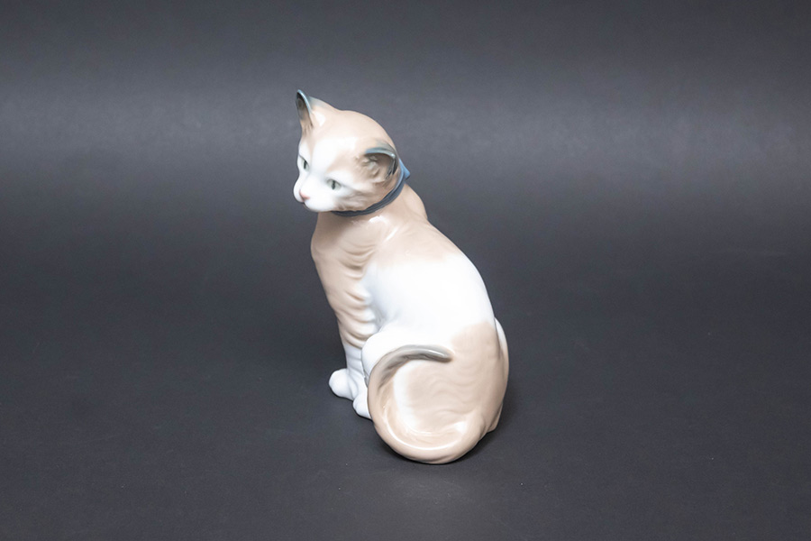 NAO フィギュリン『All Decked Out Cat(おめかしした猫)』