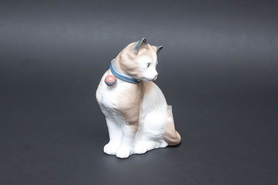 NAO フィギュリン『All Decked Out Cat(おめかしした猫)』