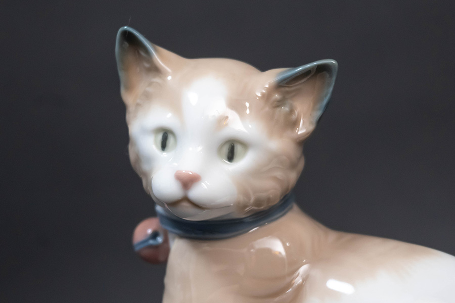 NAO フィギュリン『All Decked Out Cat(おめかしした猫)』