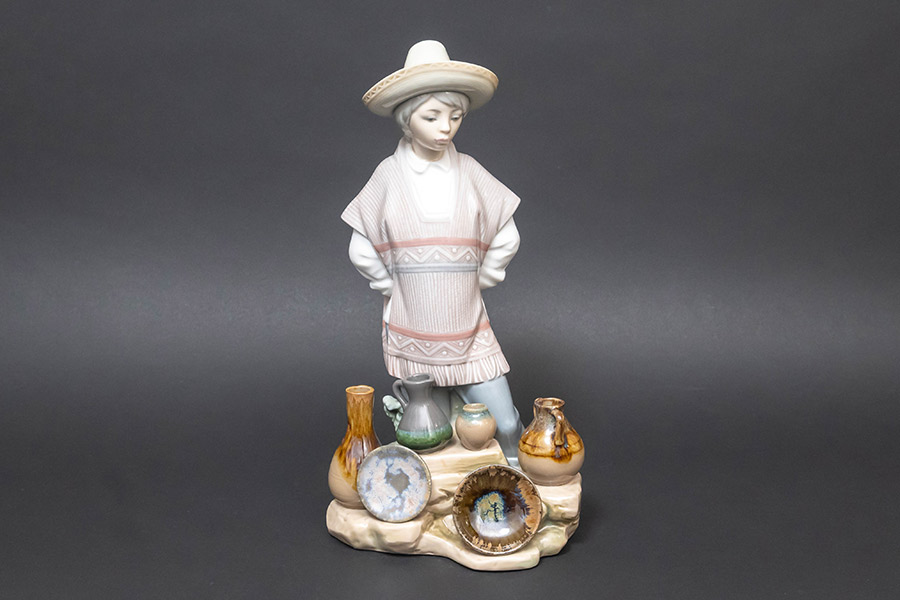 リヤドロ フィギュリン 『Ceramic Seller(陶器売りの少年)』