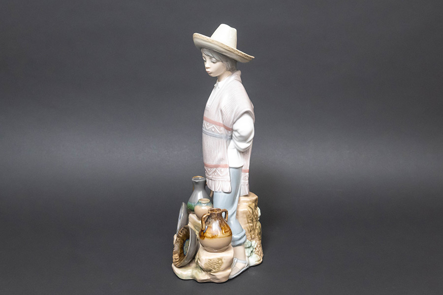 リヤドロ フィギュリン 『Ceramic Seller(陶器売りの少年)』