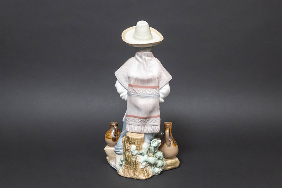 リヤドロ フィギュリン 『Ceramic Seller(陶器売りの少年)』