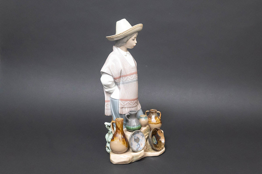 リヤドロ フィギュリン 『Ceramic Seller(陶器売りの少年)』