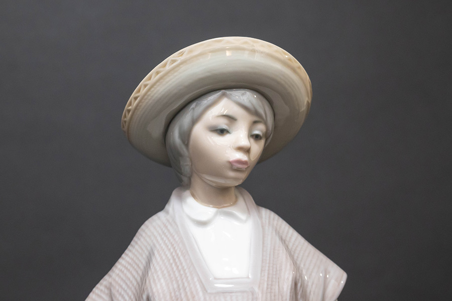 リヤドロ フィギュリン 『Ceramic Seller(陶器売りの少年)』