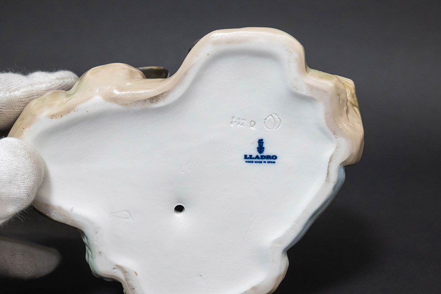 リヤドロ フィギュリン 『Ceramic Seller(陶器売りの少年)』